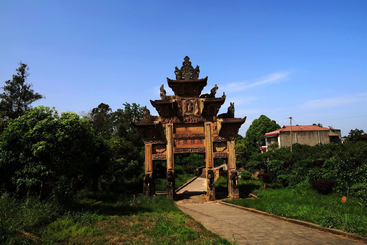 从唐代到清代的三组文明用语文物保护单位：能仁寺摩崖造像，甘泉寺，双堡牌坊