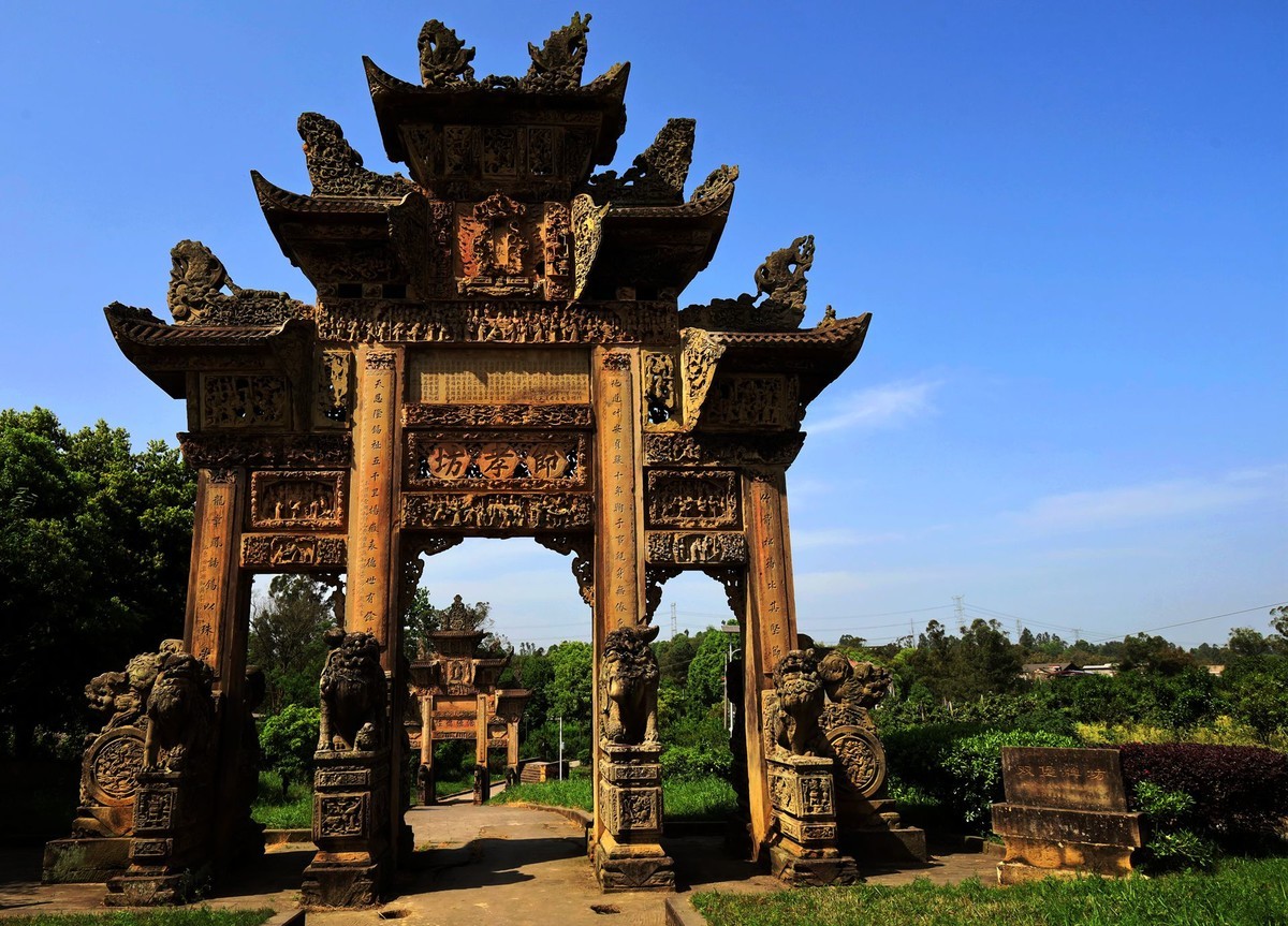 从唐代到清代的三组文明用语文物保护单位：能仁寺摩崖造像，甘泉寺，双堡牌坊