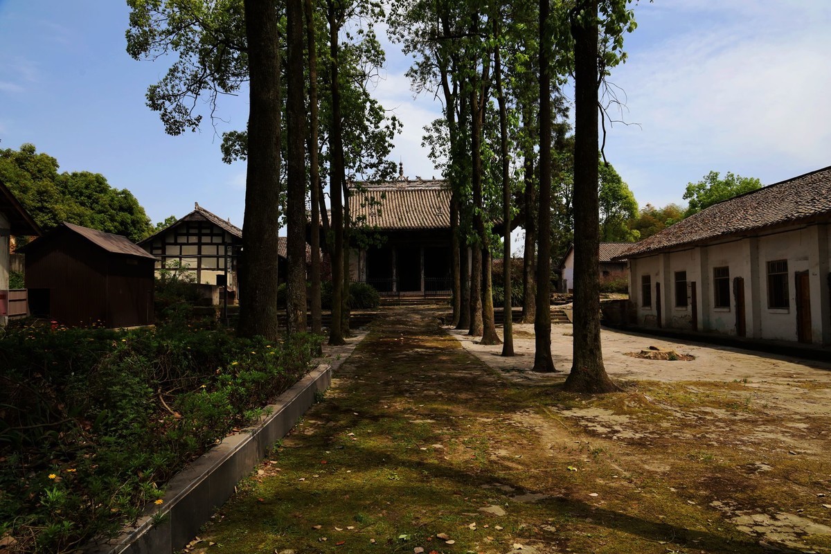 从唐代到清代的三组文明用语文物保护单位：能仁寺摩崖造像，甘泉寺，双堡牌坊