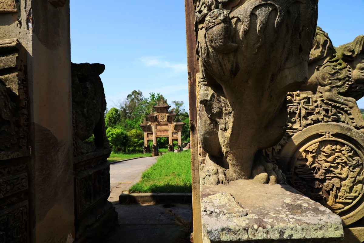 从唐代到清代的三组文明用语文物保护单位：能仁寺摩崖造像，甘泉寺，双堡牌坊