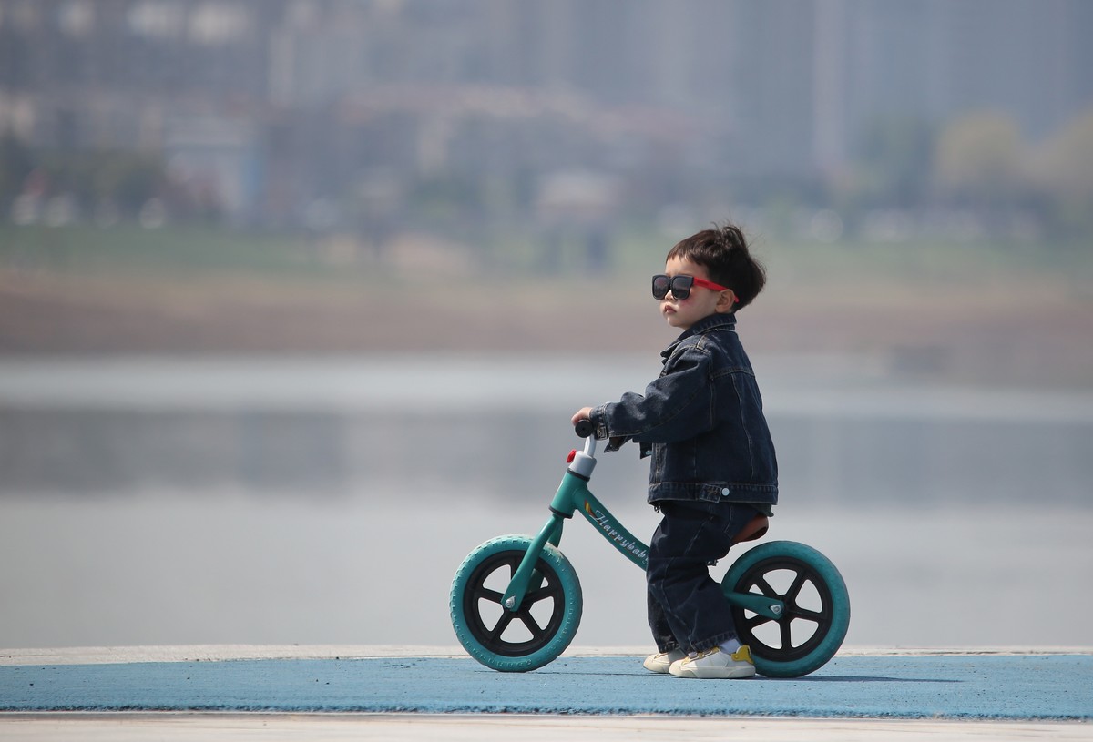 偶遇一个快乐骑车的小宝宝