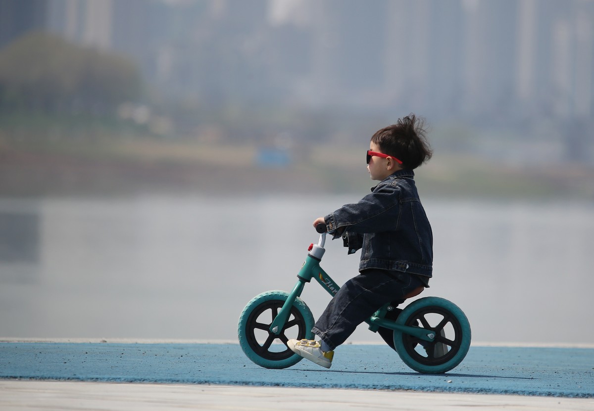 偶遇一个快乐骑车的小宝宝