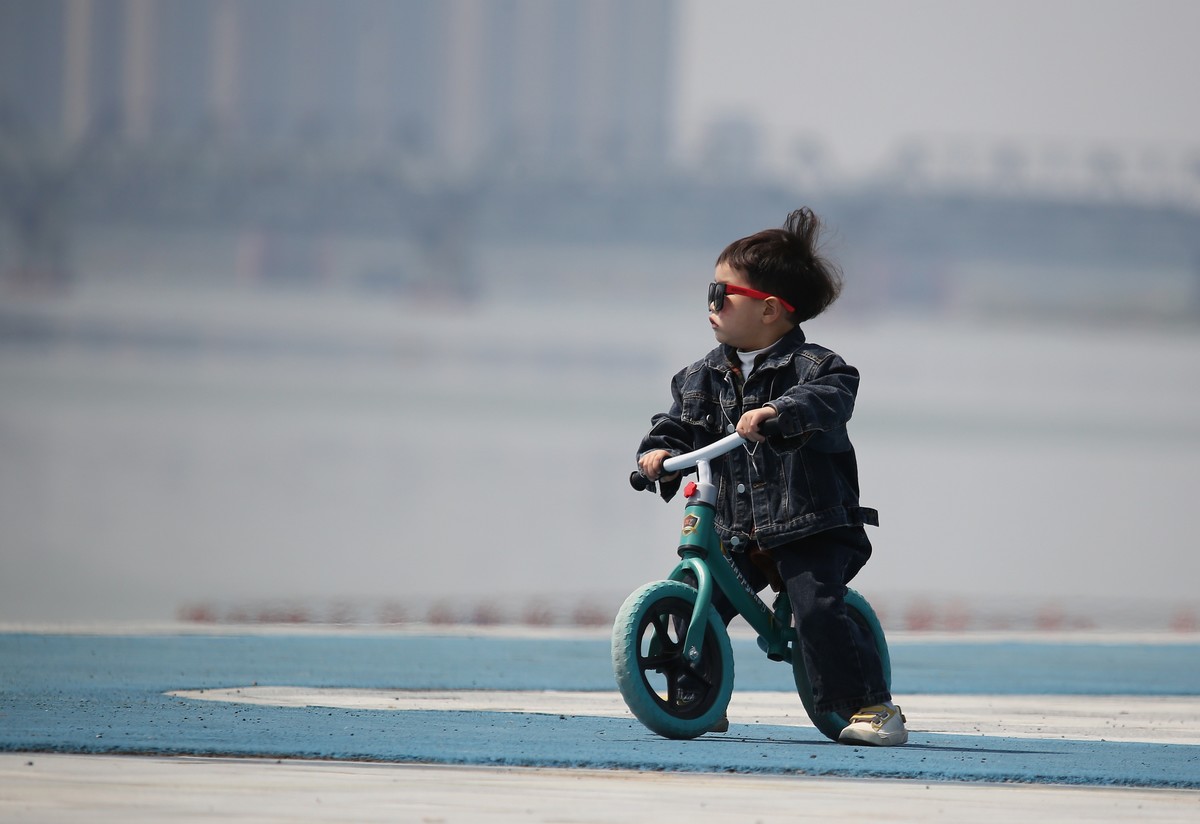 偶遇一个快乐骑车的小宝宝