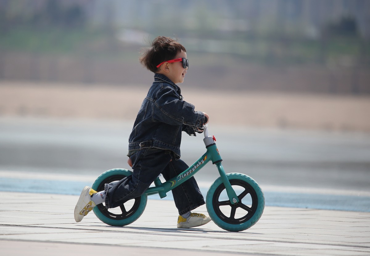 偶遇一个快乐骑车的小宝宝