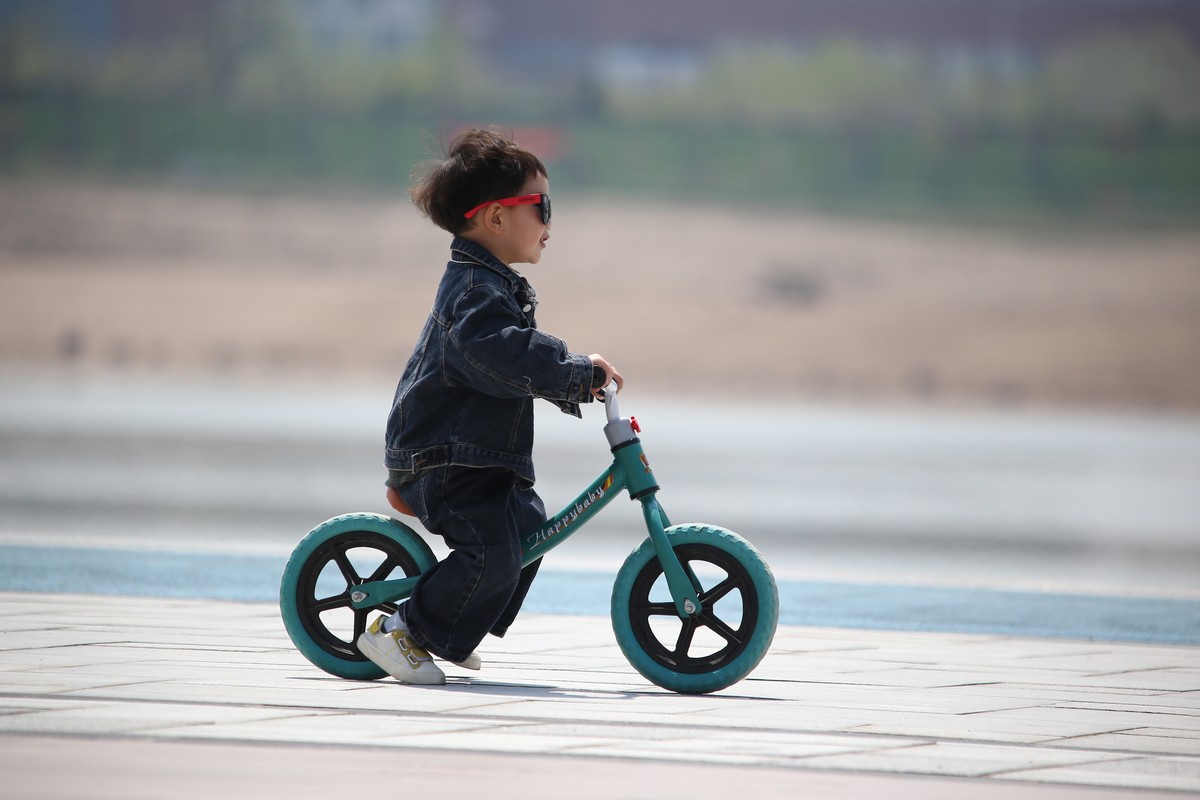 偶遇一个快乐骑车的小宝宝