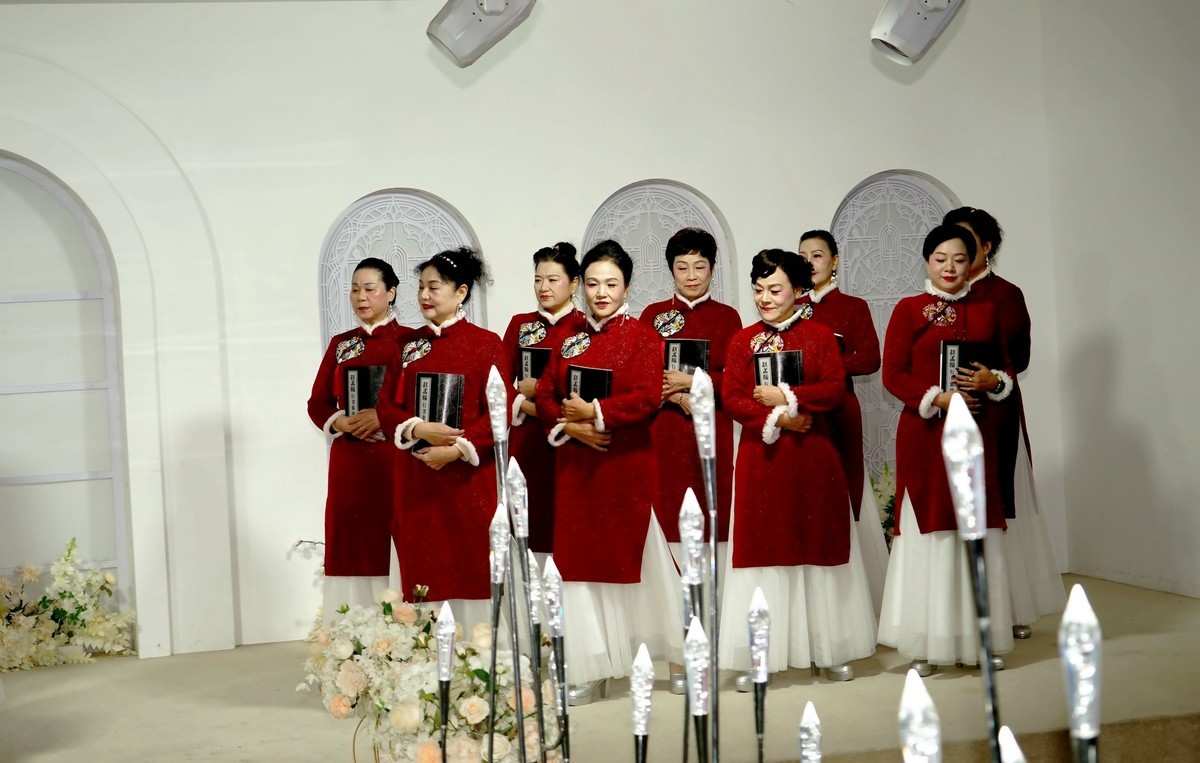 年会上演出的美女！。。。。。祝星空(中国)的朋友们摄影快乐！