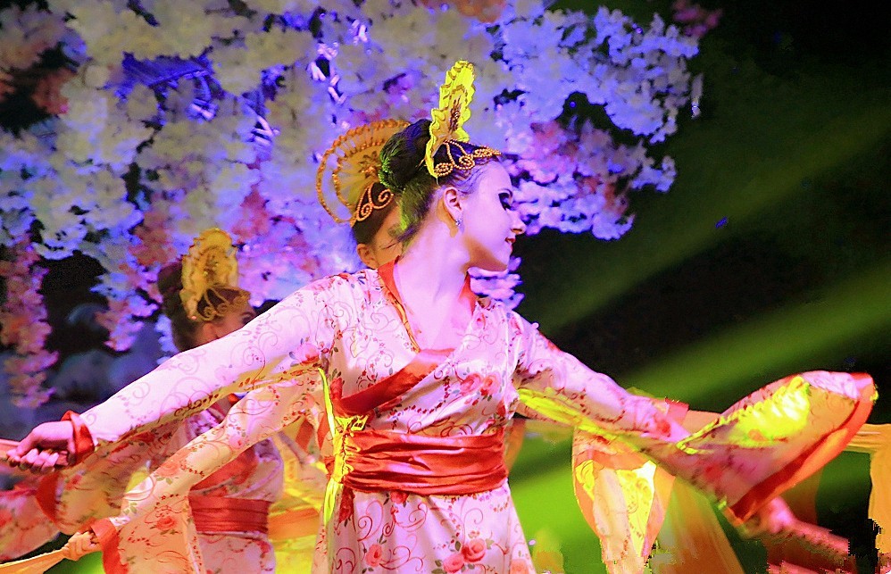 《不老松：纪实摄影》海拉尔俄罗斯文艺晚会俄罗斯舞蹈！ (15)  爱看俄罗斯美女的，叫