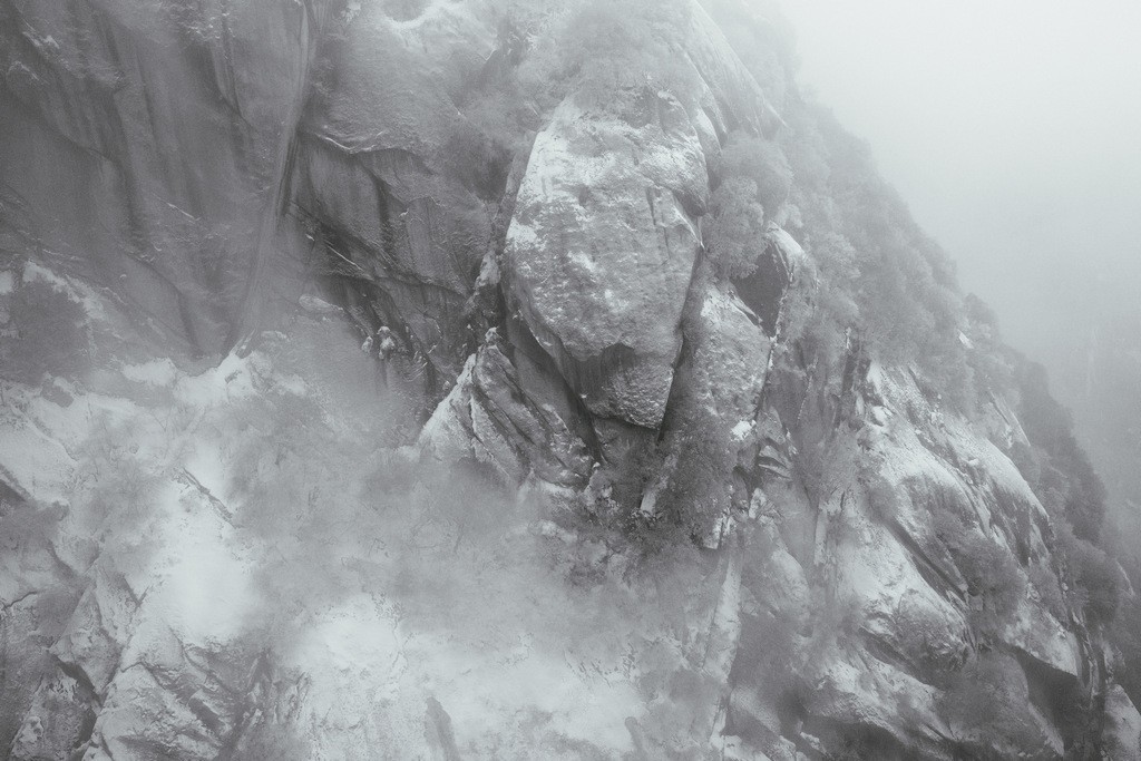 陕西渭南：雪中登华山北峰 看北国靓丽风光