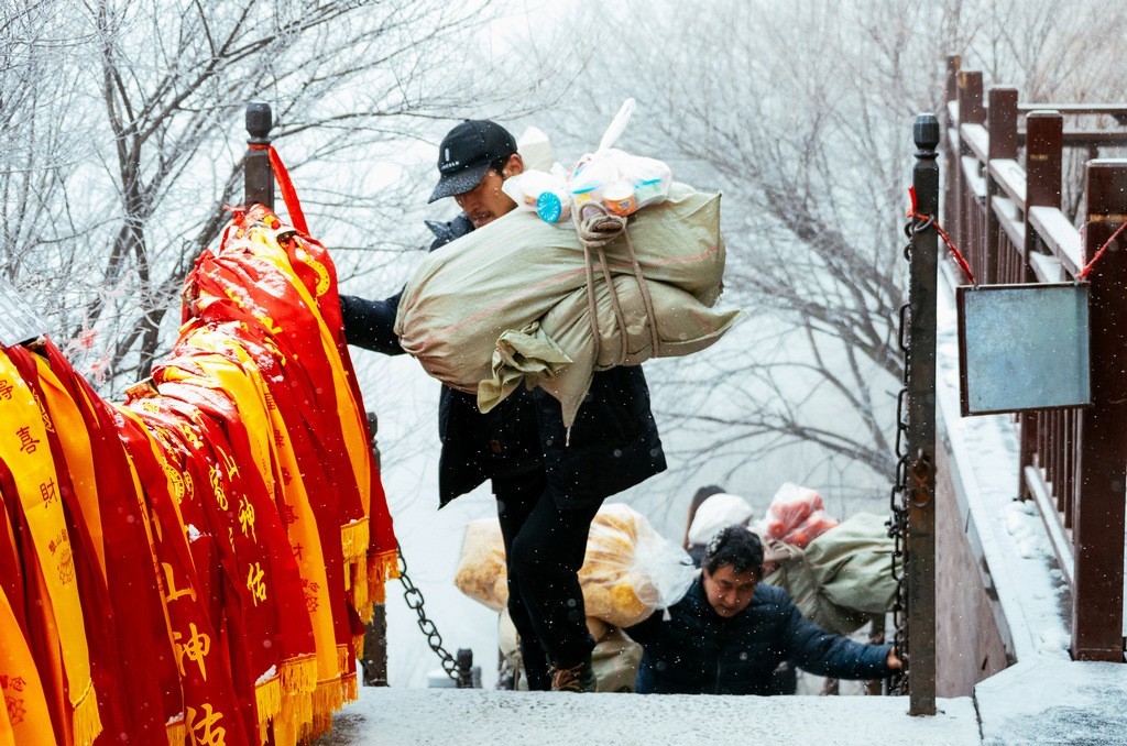 陕西渭南：雪中登华山北峰 看北国靓丽风光