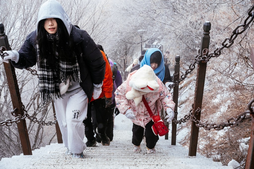 陕西渭南：雪中登华山北峰 看北国靓丽风光