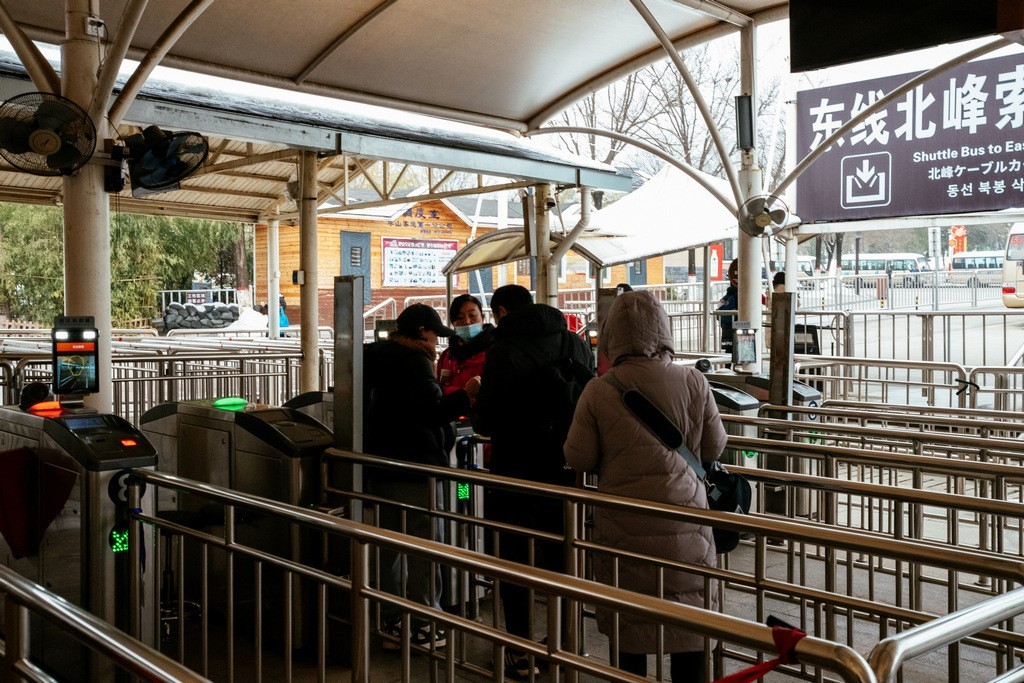 陕西渭南：雪中登华山北峰 看北国靓丽风光