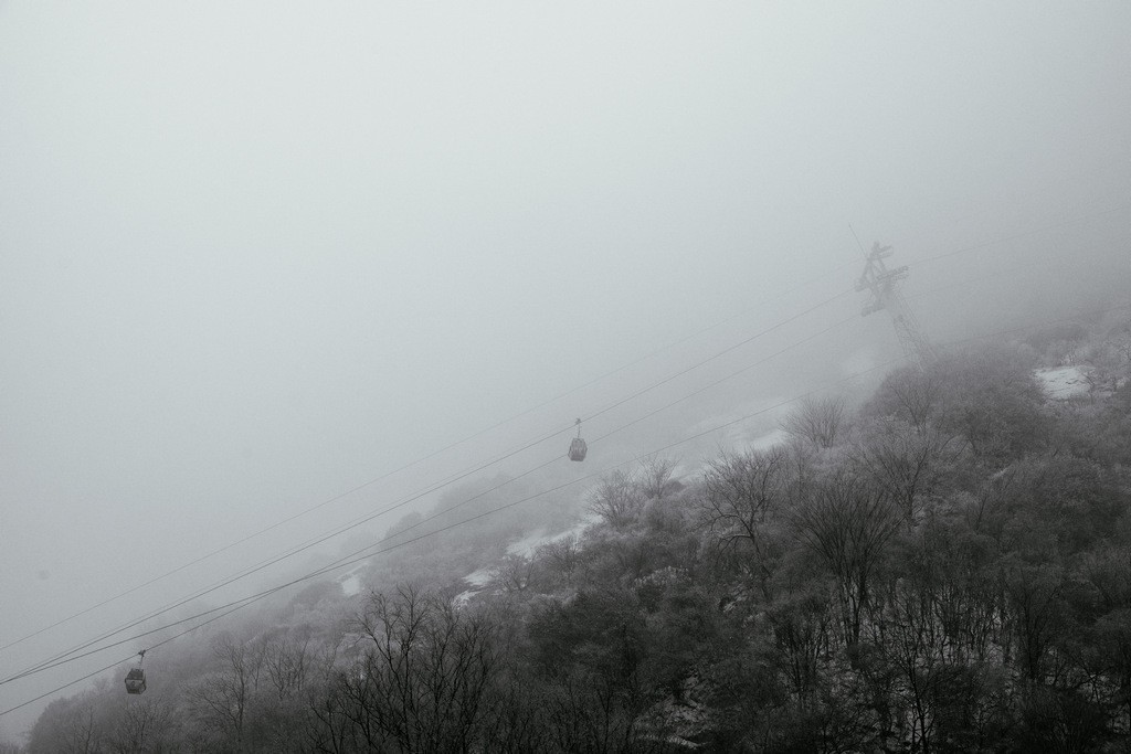 陕西渭南：雪中登华山北峰 看北国靓丽风光