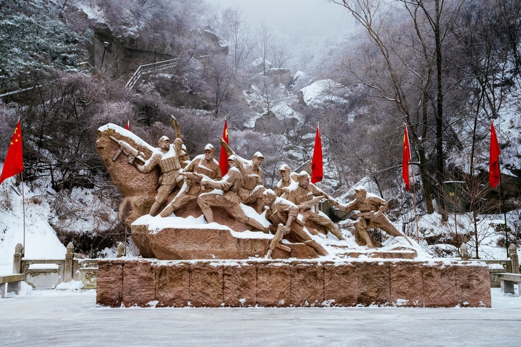 陕西渭南：雪中登华山北峰 看北国靓丽风光
