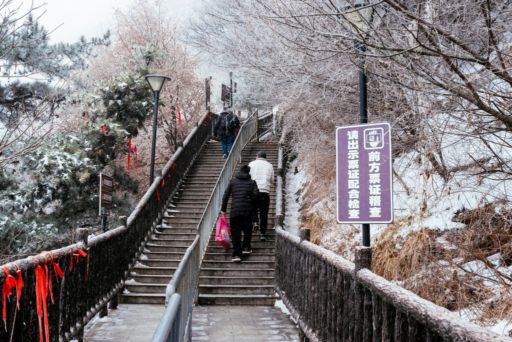 陕西渭南：雪中登华山北峰 看北国靓丽风光