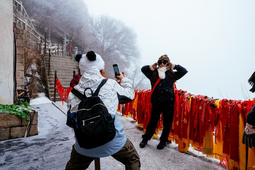 陕西渭南：雪中登华山北峰 看北国靓丽风光