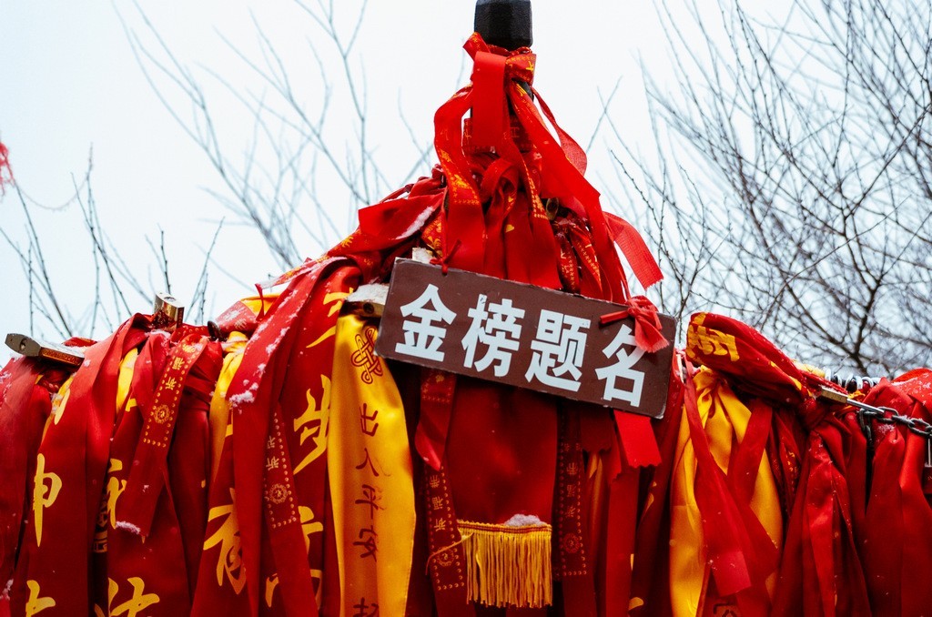 陕西渭南：雪中登华山北峰 看北国靓丽风光
