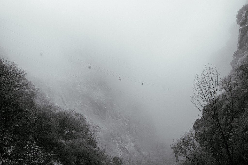 陕西渭南：雪中登华山北峰 看北国靓丽风光