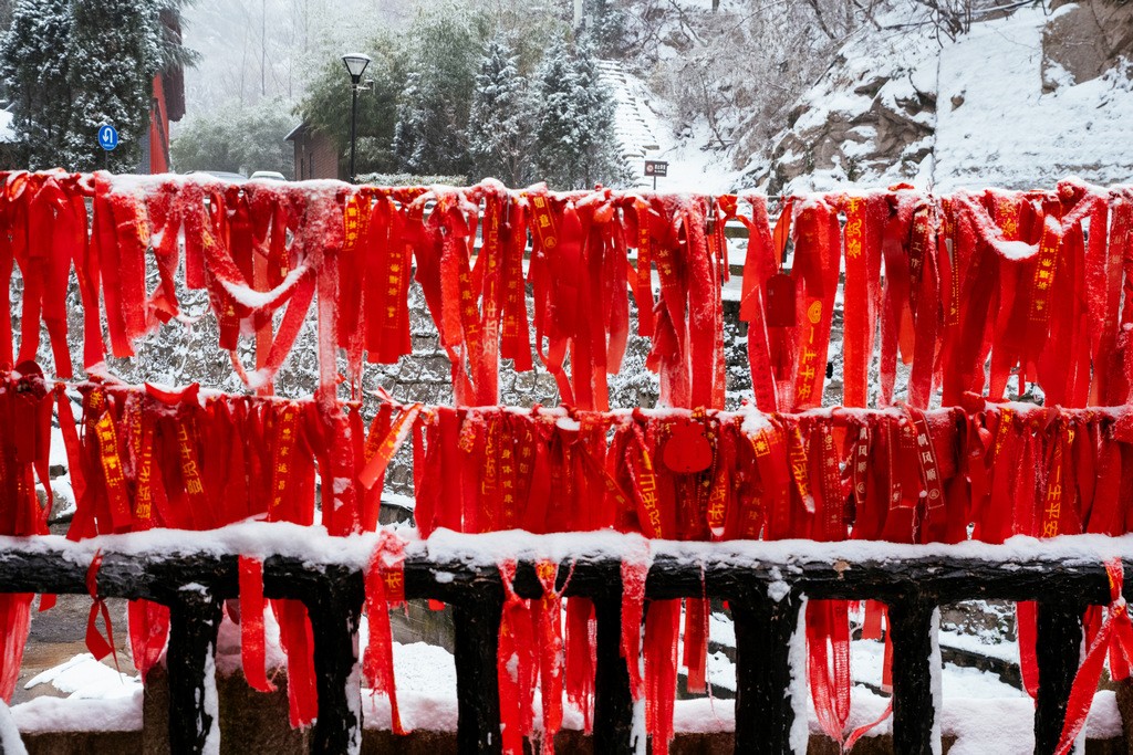 陕西渭南：雪中登华山北峰 看北国靓丽风光
