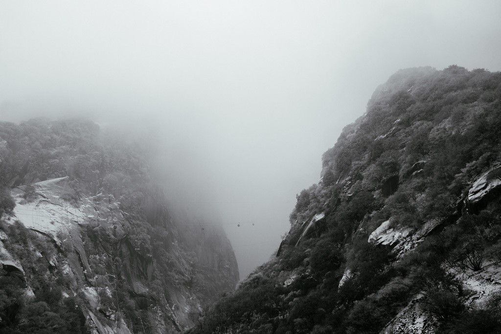 陕西渭南：雪中登华山北峰 看北国靓丽风光