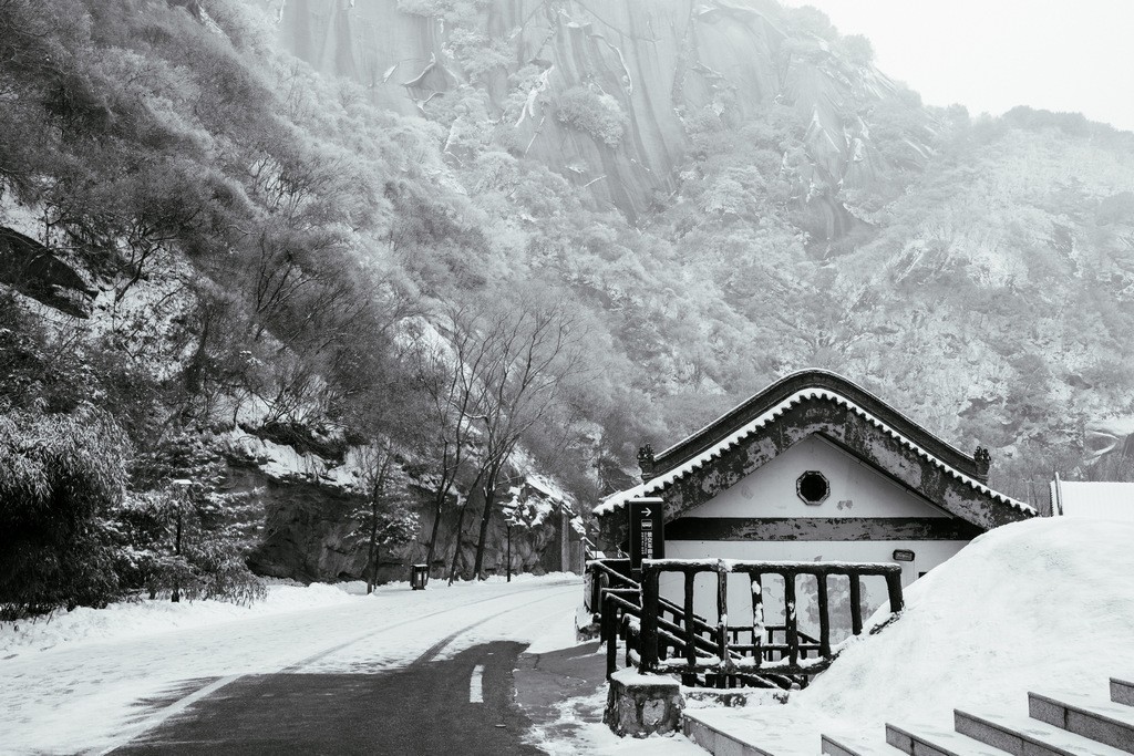陕西渭南：雪中登华山北峰 看北国靓丽风光