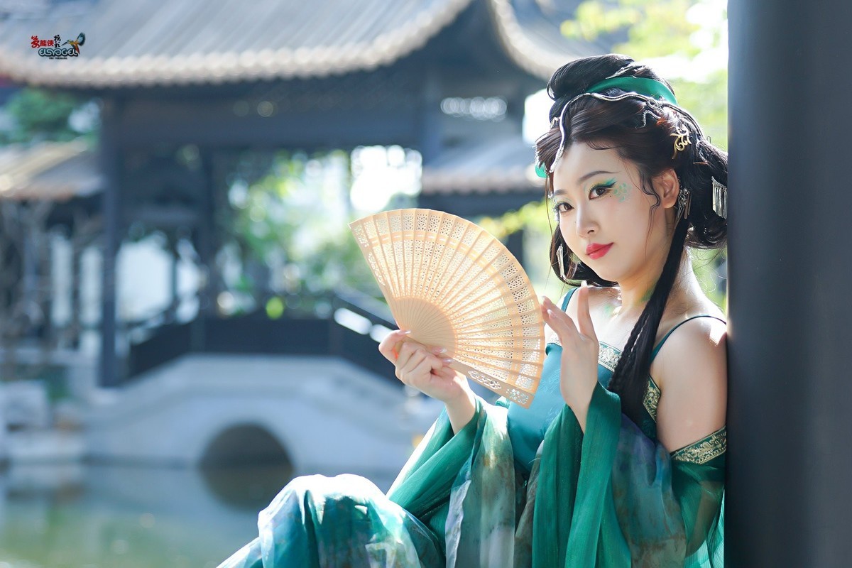 【春日青蛇妖女】---小魚