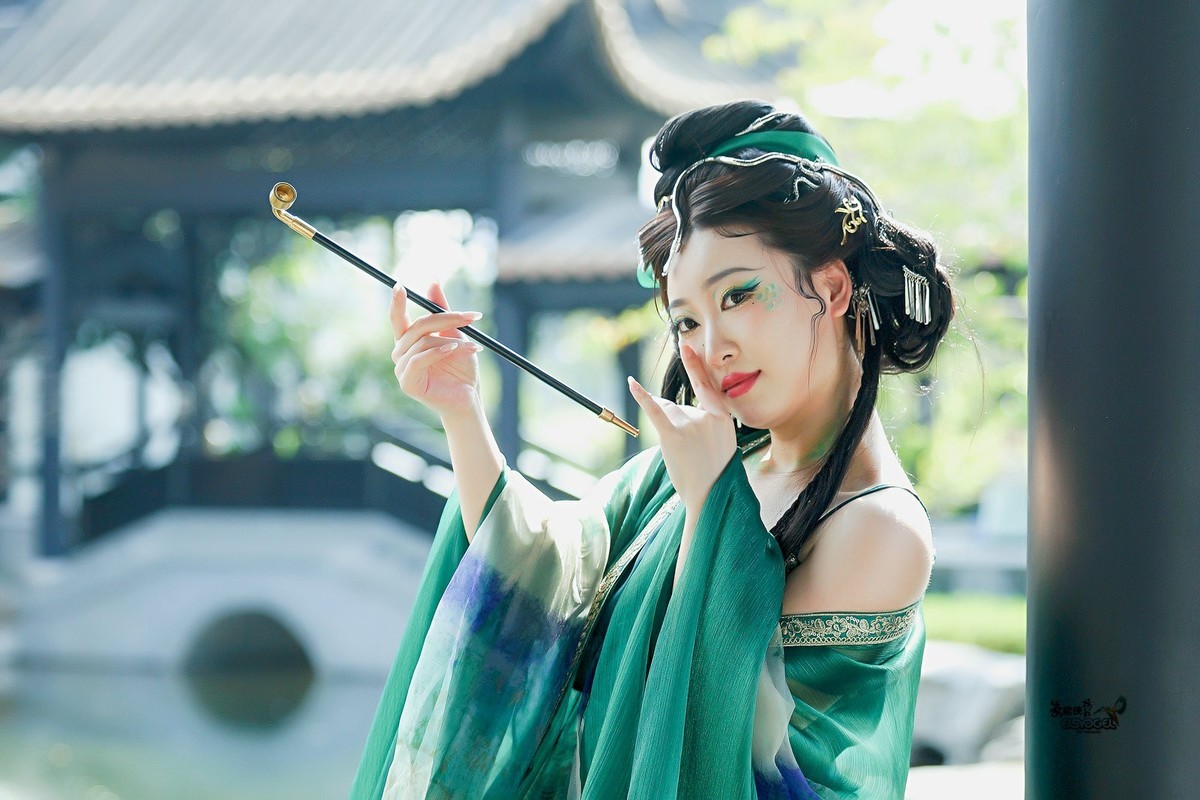 【春日青蛇妖女】---小魚