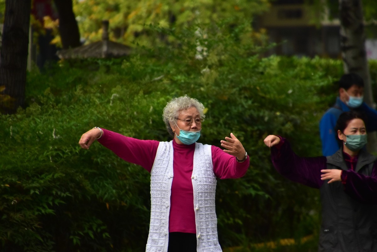 牡丹刚谢幕，芍药又芬芳