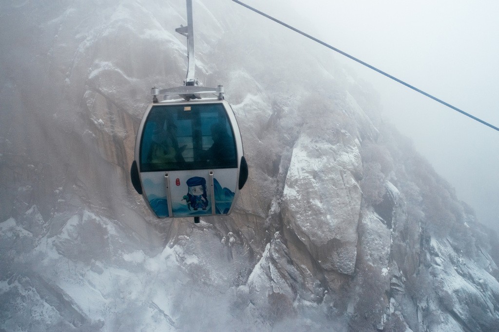 陕西渭南：雪中登华山北峰 看北国靓丽风光