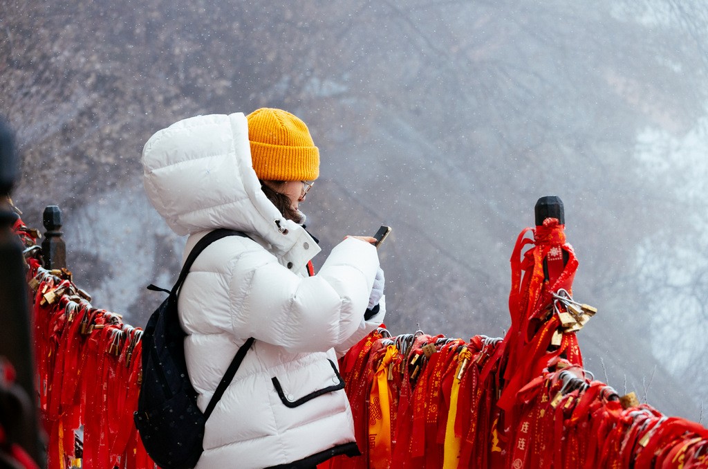 陕西渭南：雪中登华山北峰 看北国靓丽风光