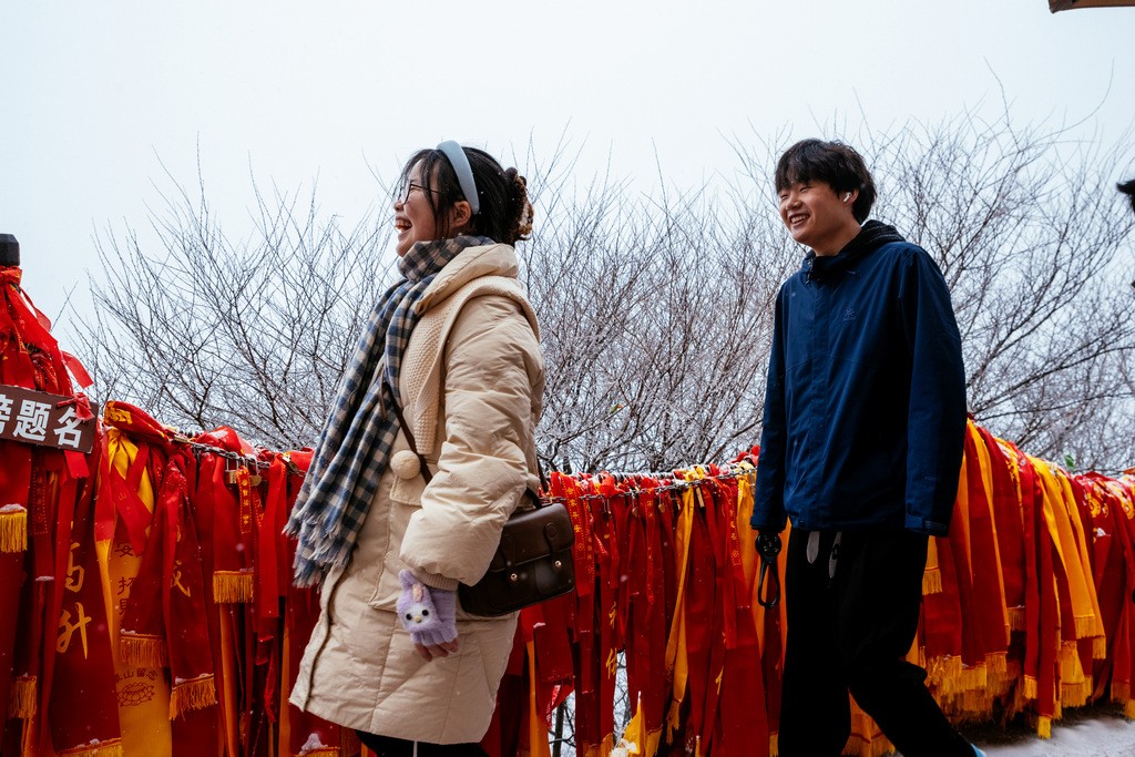 陕西渭南：雪中登华山北峰 看北国靓丽风光