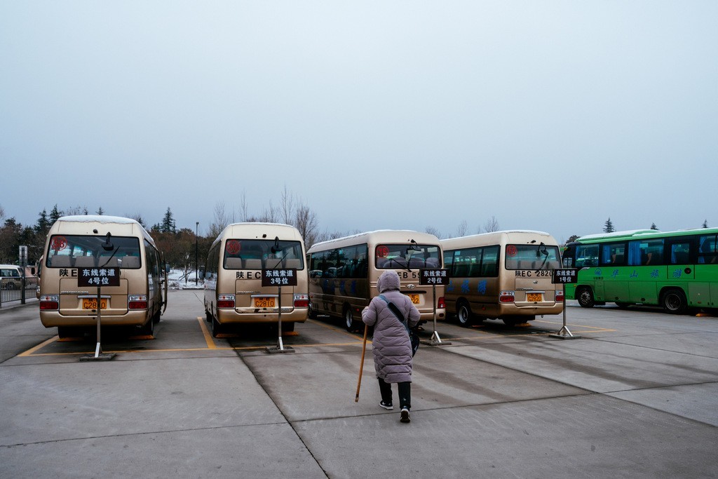 陕西渭南：雪中登华山北峰 看北国靓丽风光