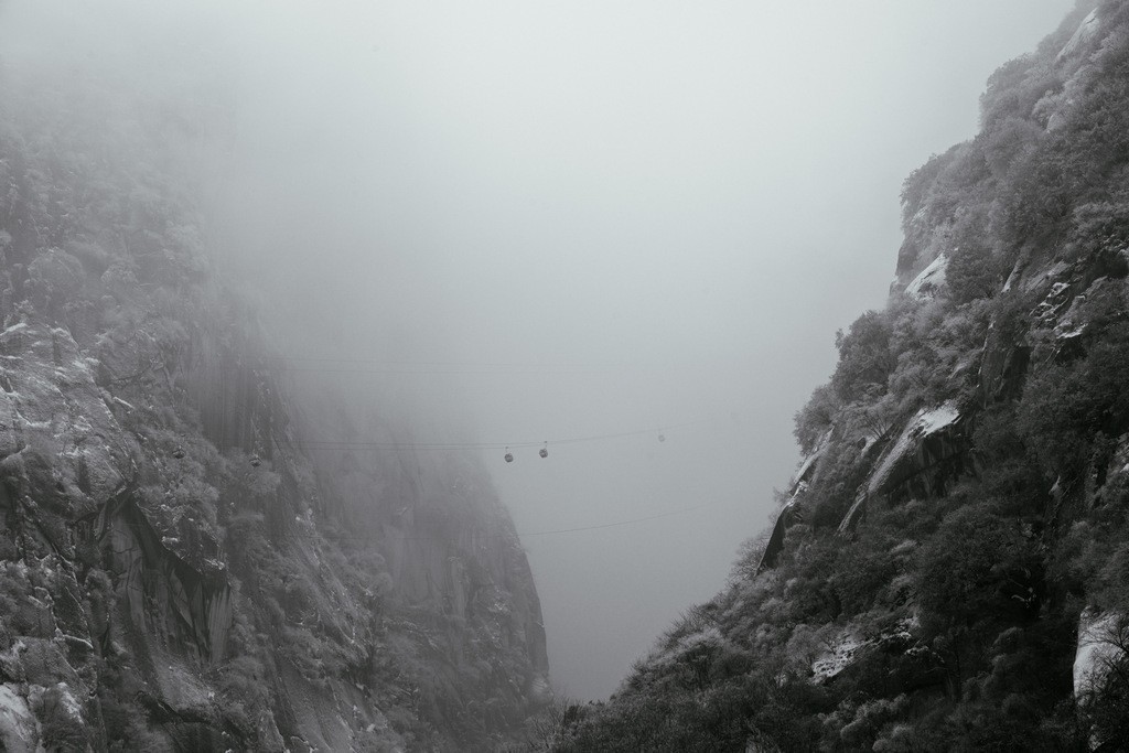 陕西渭南：雪中登华山北峰 看北国靓丽风光