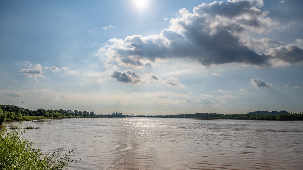 看逆光表现，没有机会去云南看澜沧江大拐弯，在济南看看黄河大弯吧