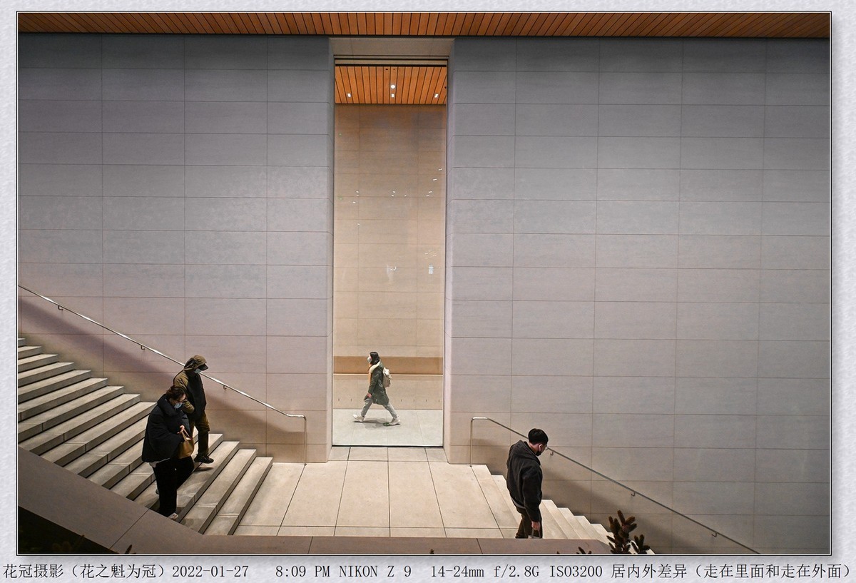 三幅照片简述中国人在走进苹果店的心思和走出苹果店的情绪