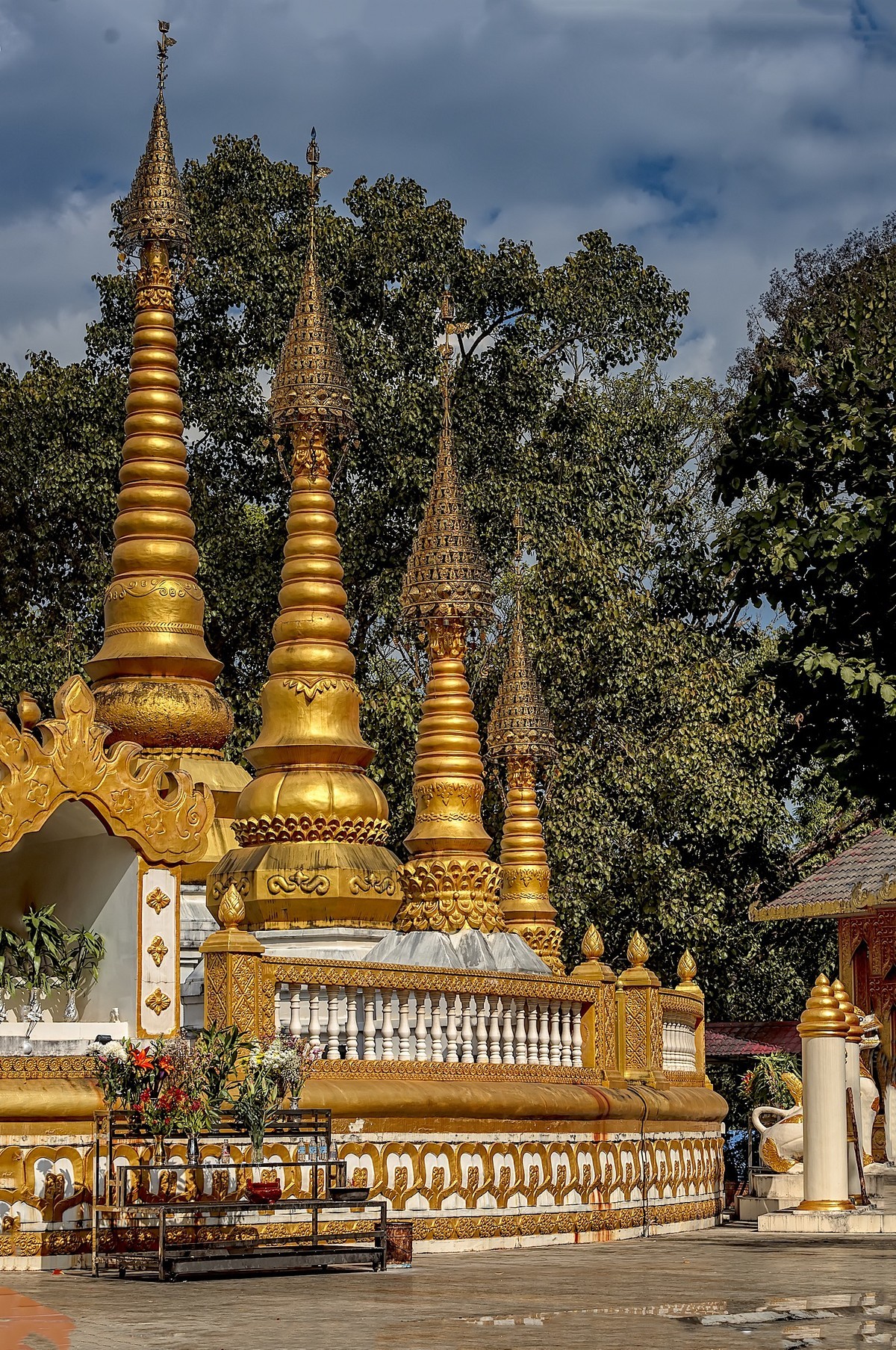 瑞丽 · 总佛寺 · 小金塔