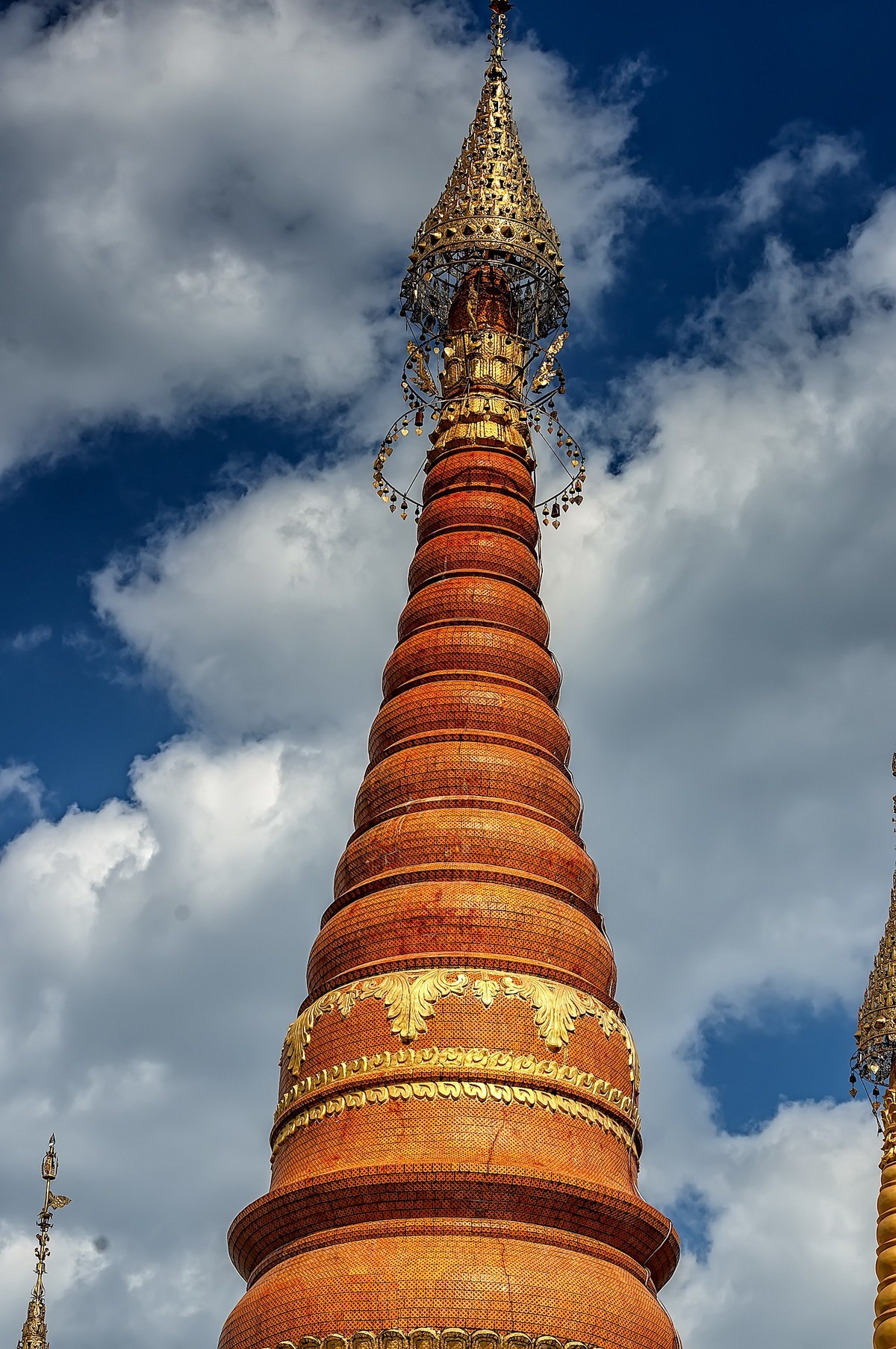 瑞丽 · 总佛寺 · 小金塔