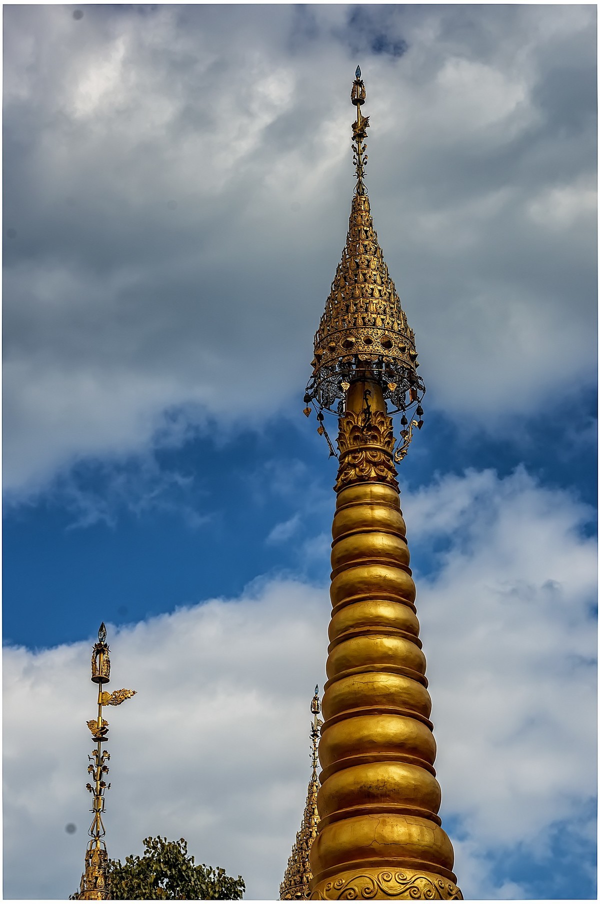 瑞丽 · 总佛寺 · 小金塔