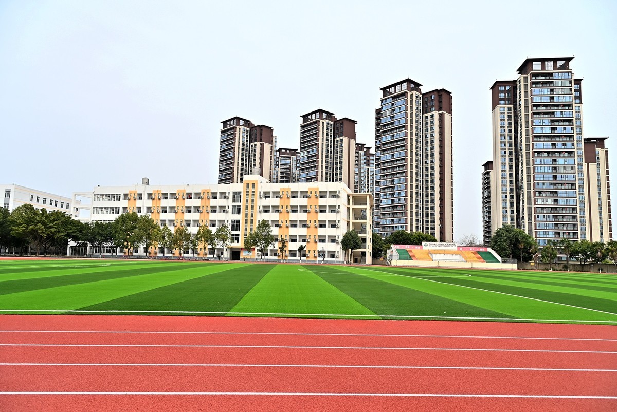 新机Z63拍广汉职中新操场