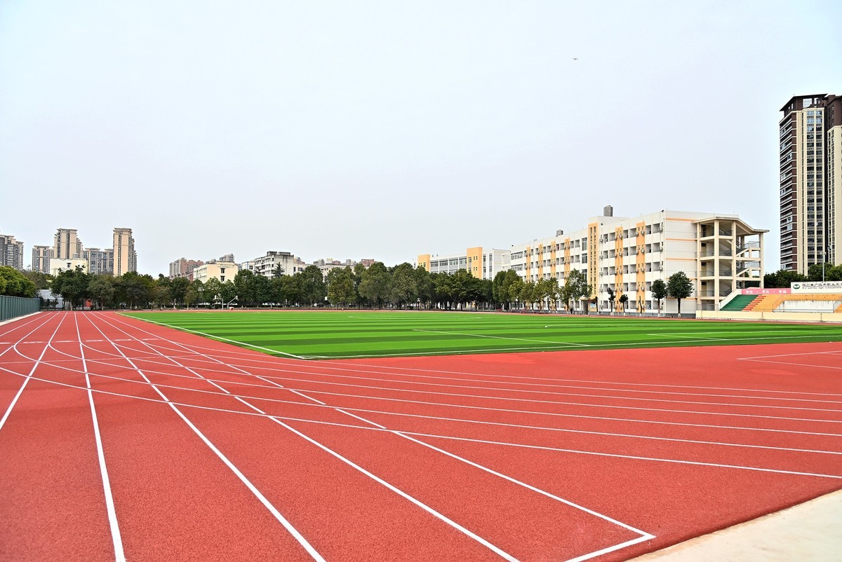 新机Z63拍广汉职中新操场