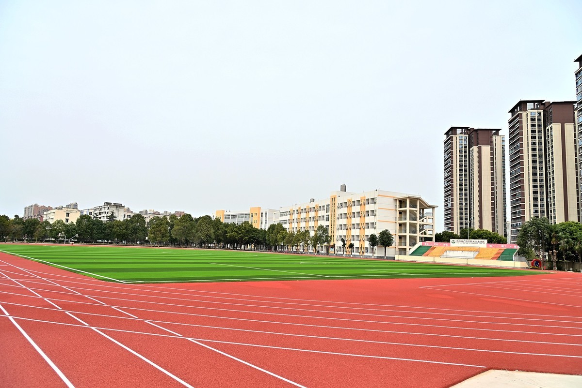 新机Z63拍广汉职中新操场