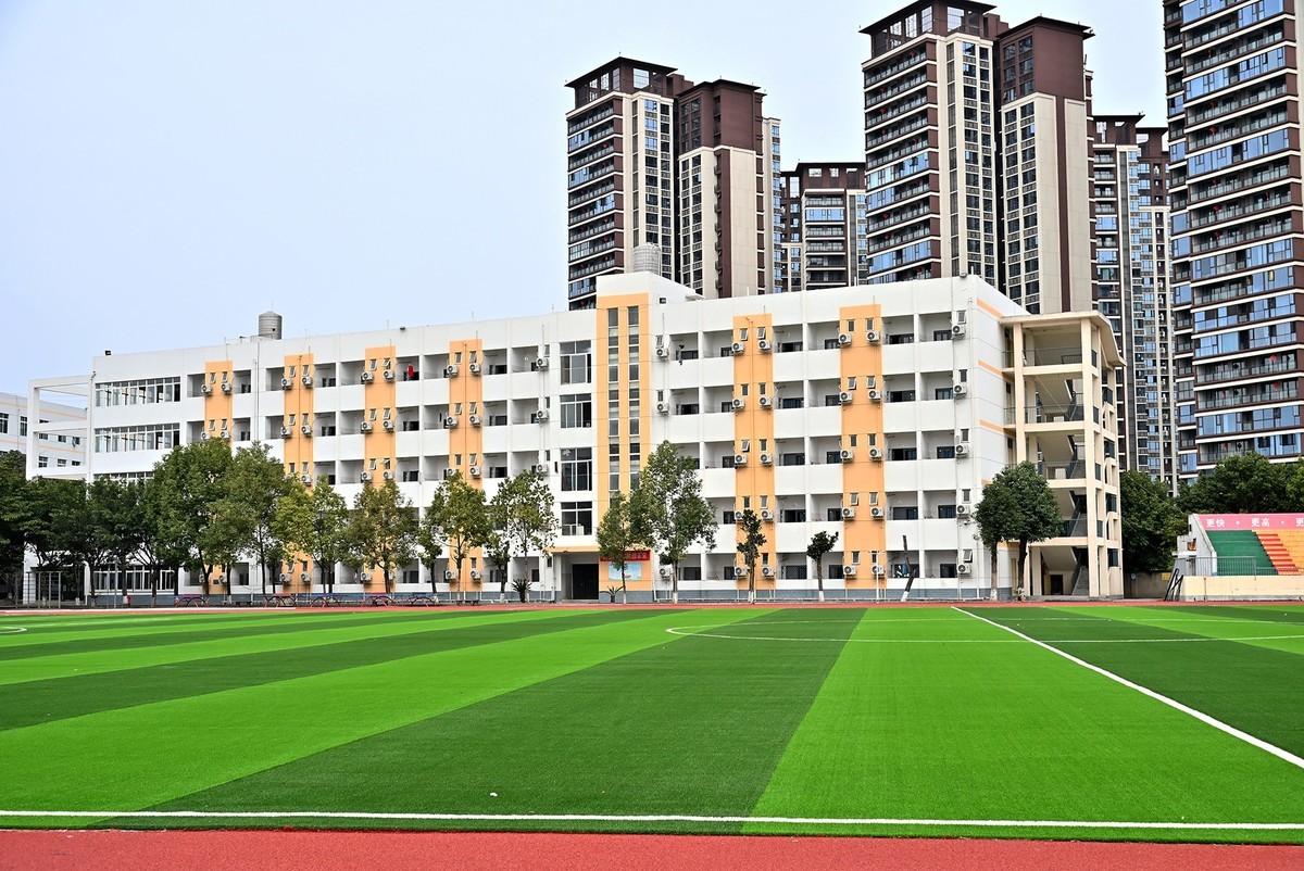 新机Z63拍广汉职中新操场