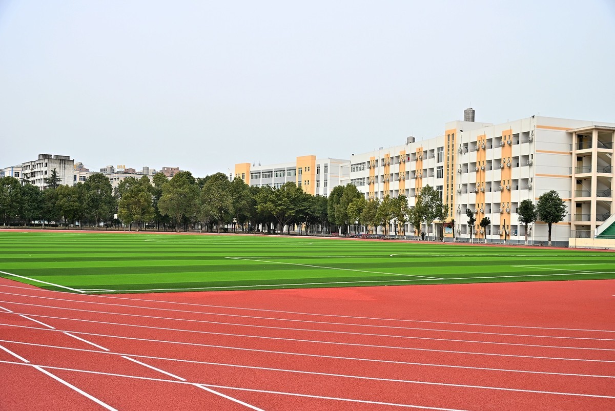 新机Z63拍广汉职中新操场