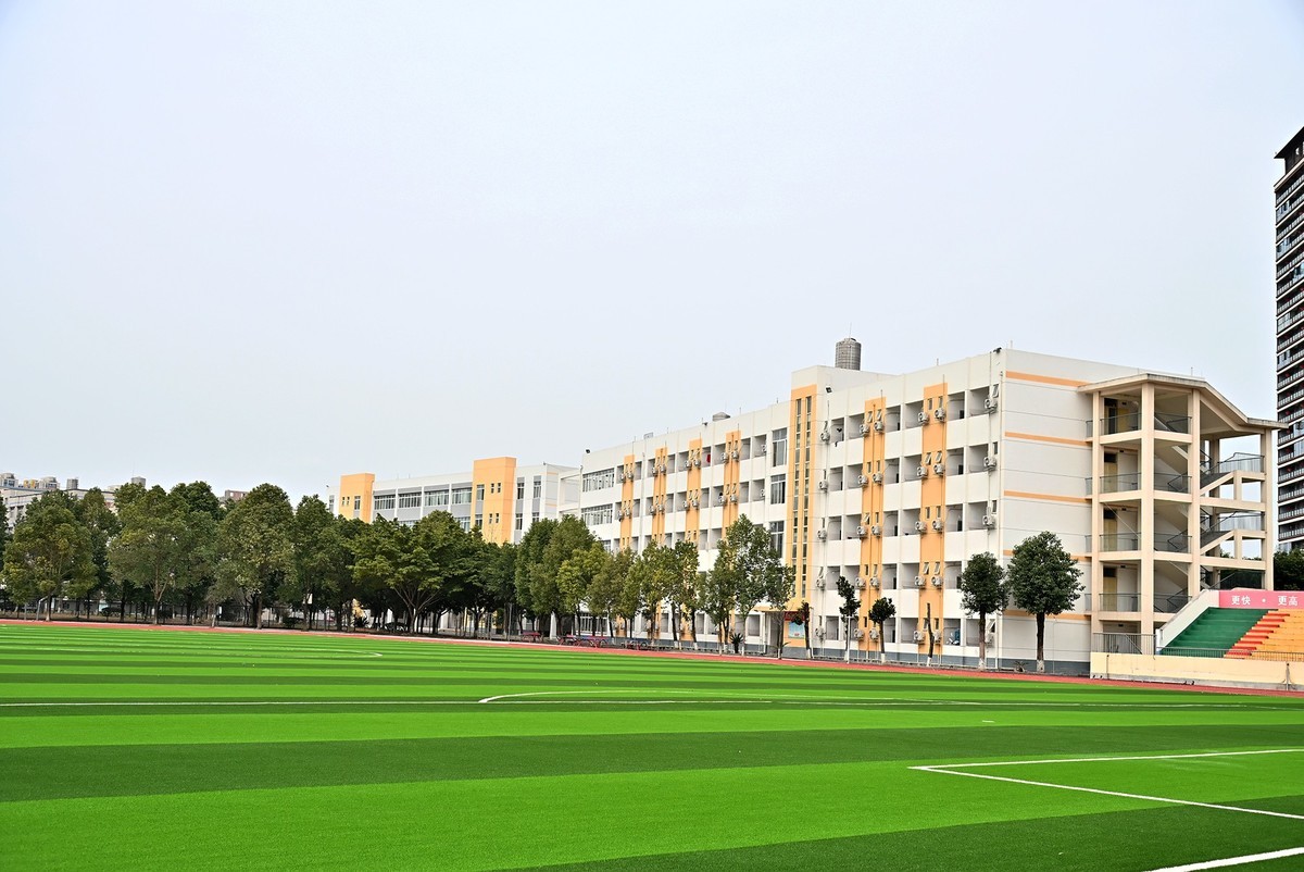 新机Z63拍广汉职中新操场