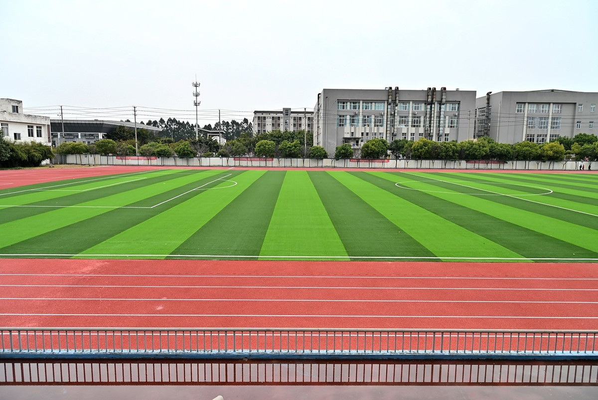 新机Z63拍广汉职中新操场