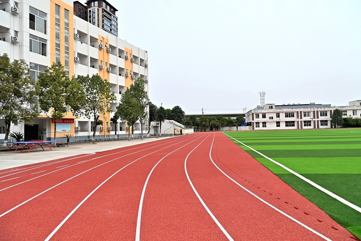 新机Z63拍广汉职中新操场