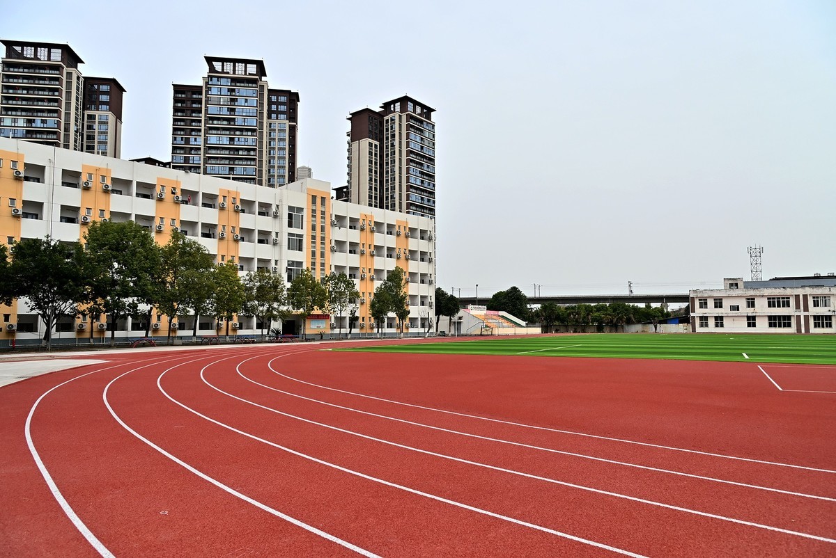 新机Z63拍广汉职中新操场