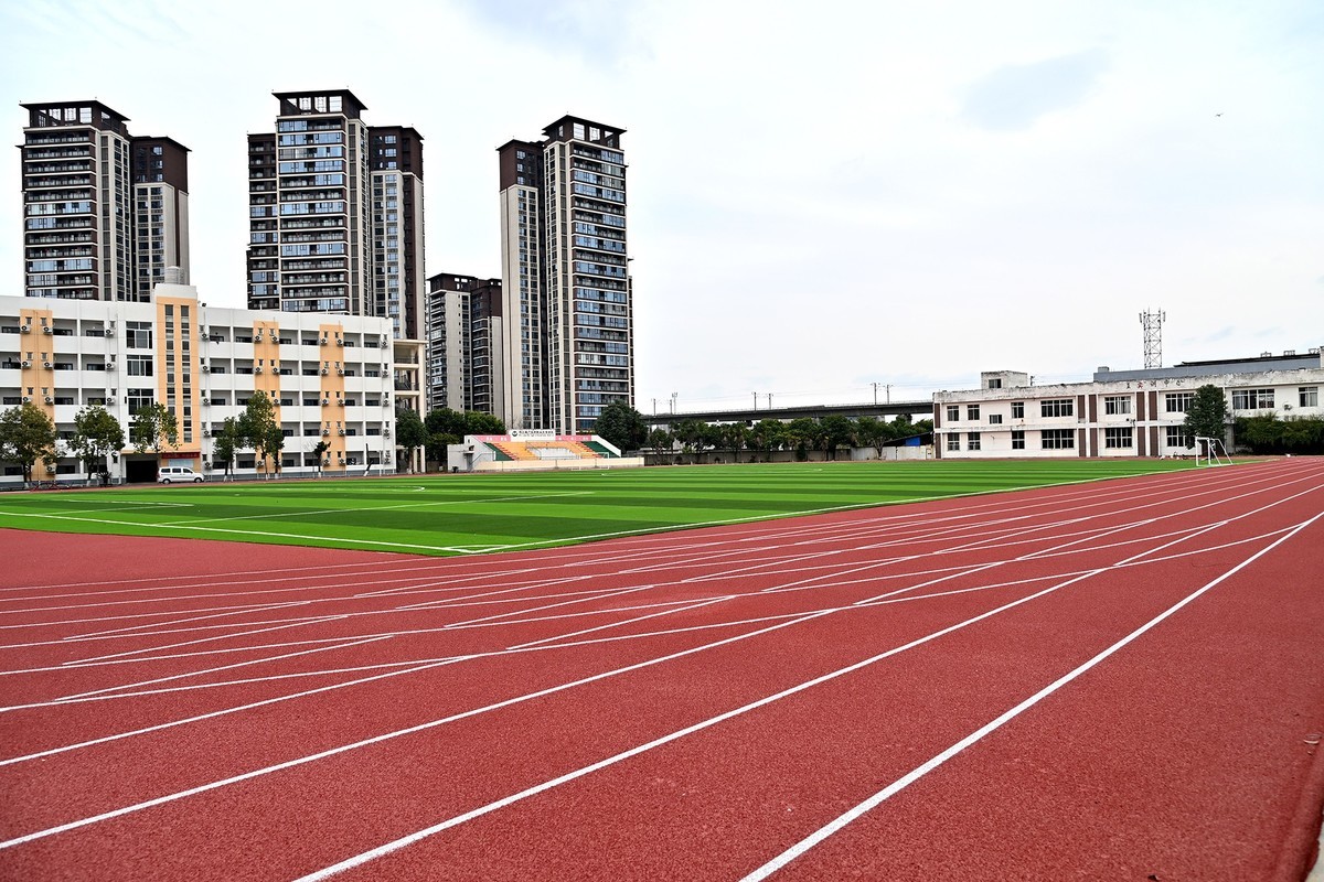 新机Z63拍广汉职中新操场