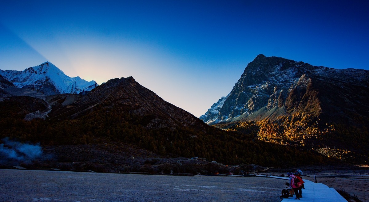 亚丁.洛绒牛场--央迈勇