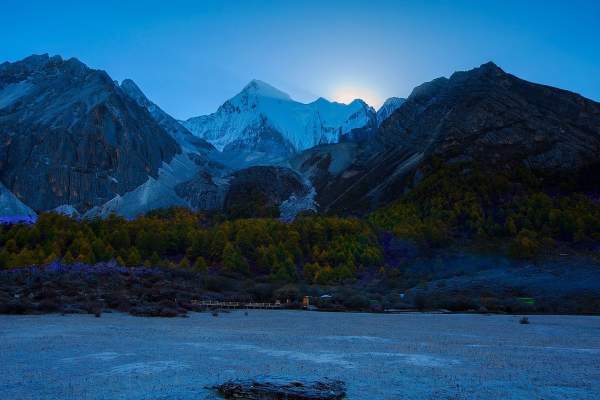 亚丁.洛绒牛场--央迈勇