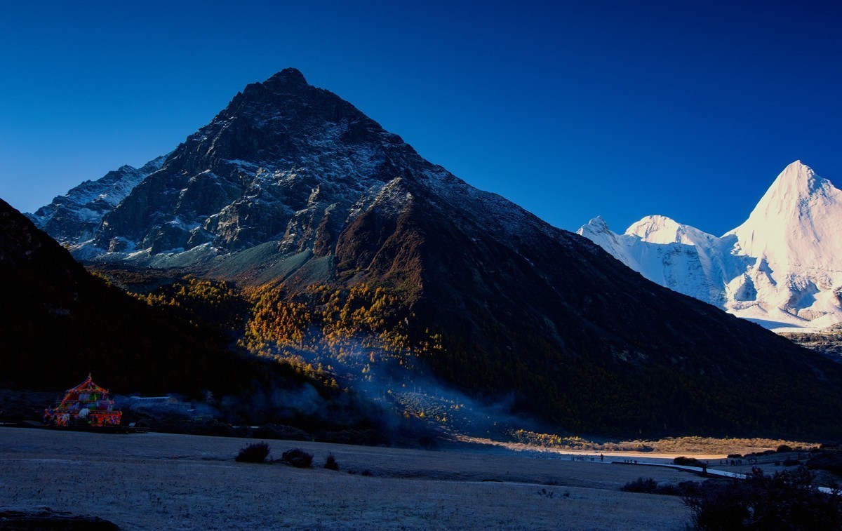 亚丁.洛绒牛场--央迈勇